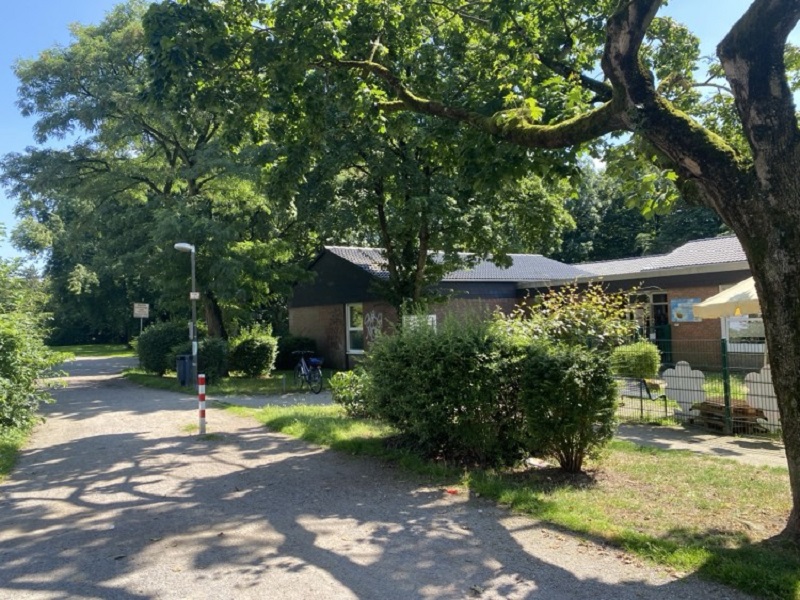 Außengelände - das Familienzentrum liegt unmittelbar am Südpark