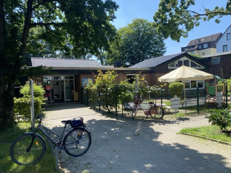 Außengelände - der Eingang des Familienzentrums Am Südpark mit dem kleinen Außengelände der U3-Gruppe