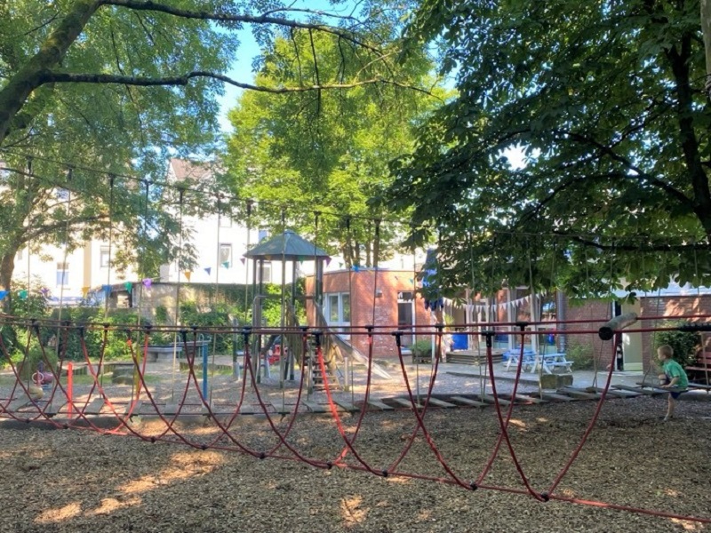 Außengelände - der Niedrigseilgarten zum Klettern und Hangeln